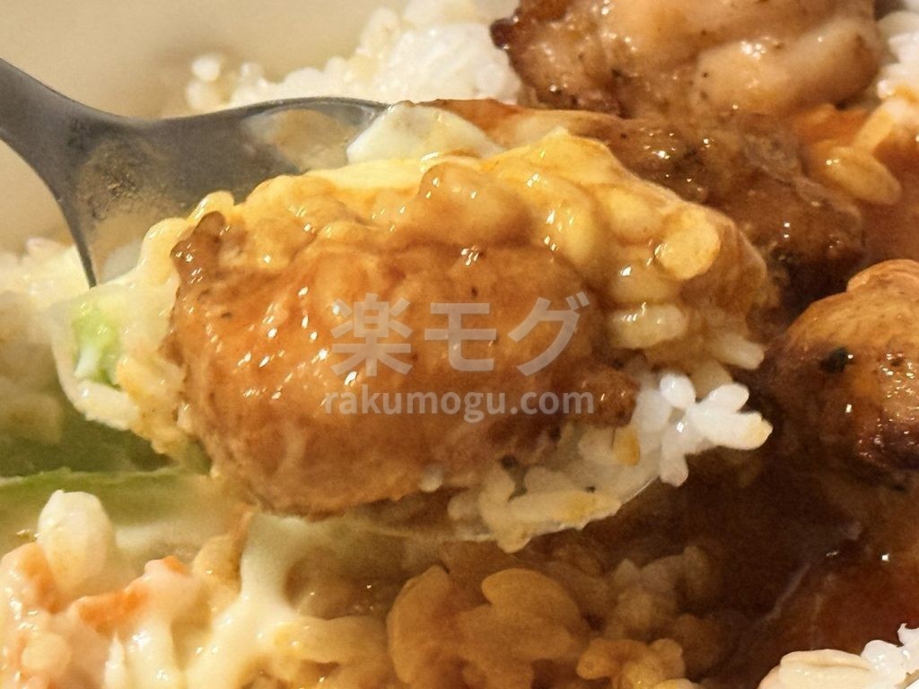 ニップンの甘辛だれのチーズタッカルビ丼の鶏肉をスプーンですくったところ
