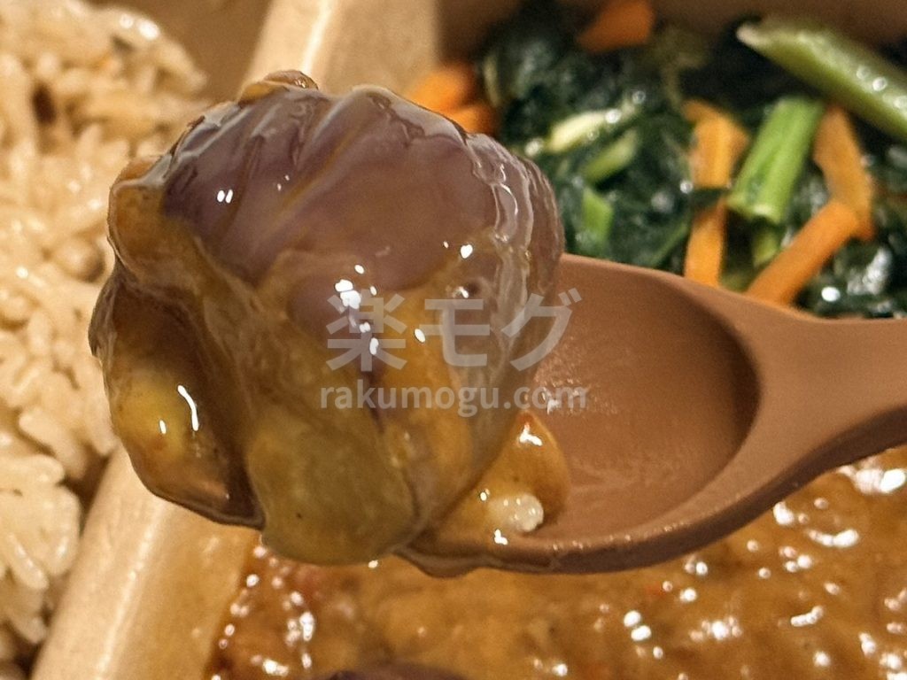 ニップンの中華風炊き込みご飯＆麻婆なすの麻婆なすをスプーンですくったところ
