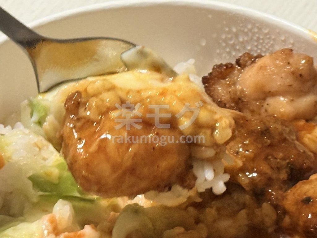 ニップンの甘辛だれのチーズタッカルビ丼のタッカルビとチーズをスプーンですくったところ
