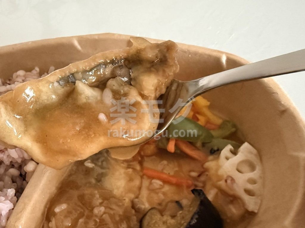 ニップンの五穀ご飯とあじ竜田揚げのあじ竜田揚げをスプーンですくったところ