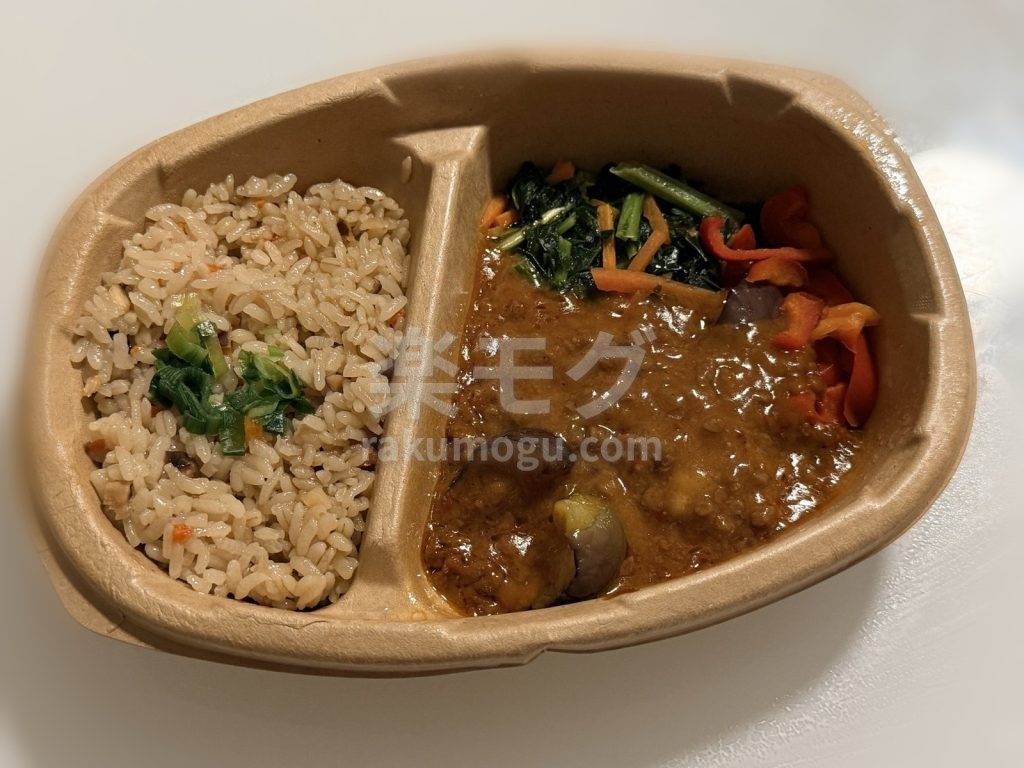 ニップンの中華風炊き込みご飯＆麻婆なすを温めたあとの容器の中身（斜めから）