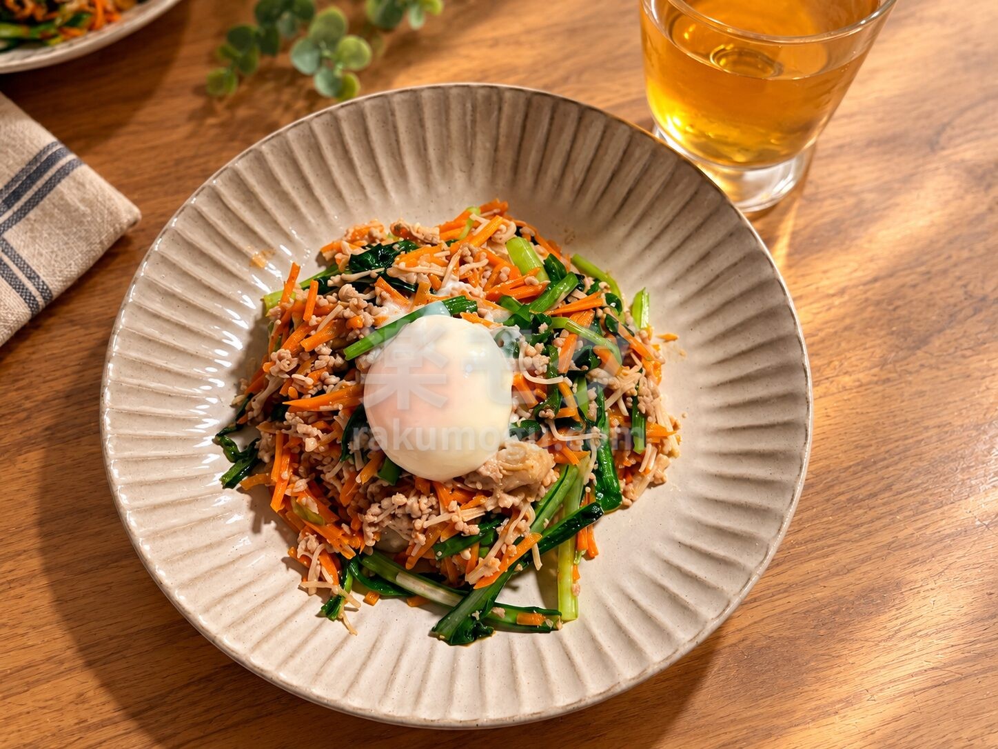 「温玉付き！そぼろと野菜のビビンバ」を器に盛り付け、温泉たまごをのせたところ