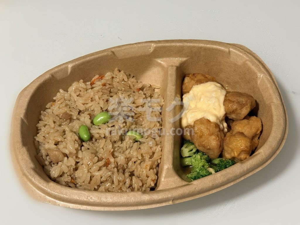 ニップンの鶏めしとチキン南蛮を温めたあとの容器の中身（斜めから）