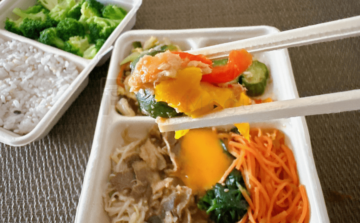 副菜の和え物を箸で持ち上げたところ