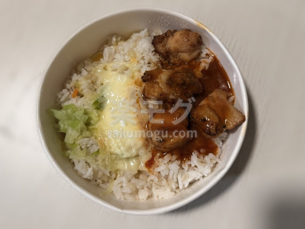 ニップンの甘辛だれのチーズタッカルビ丼を器に盛ったところ