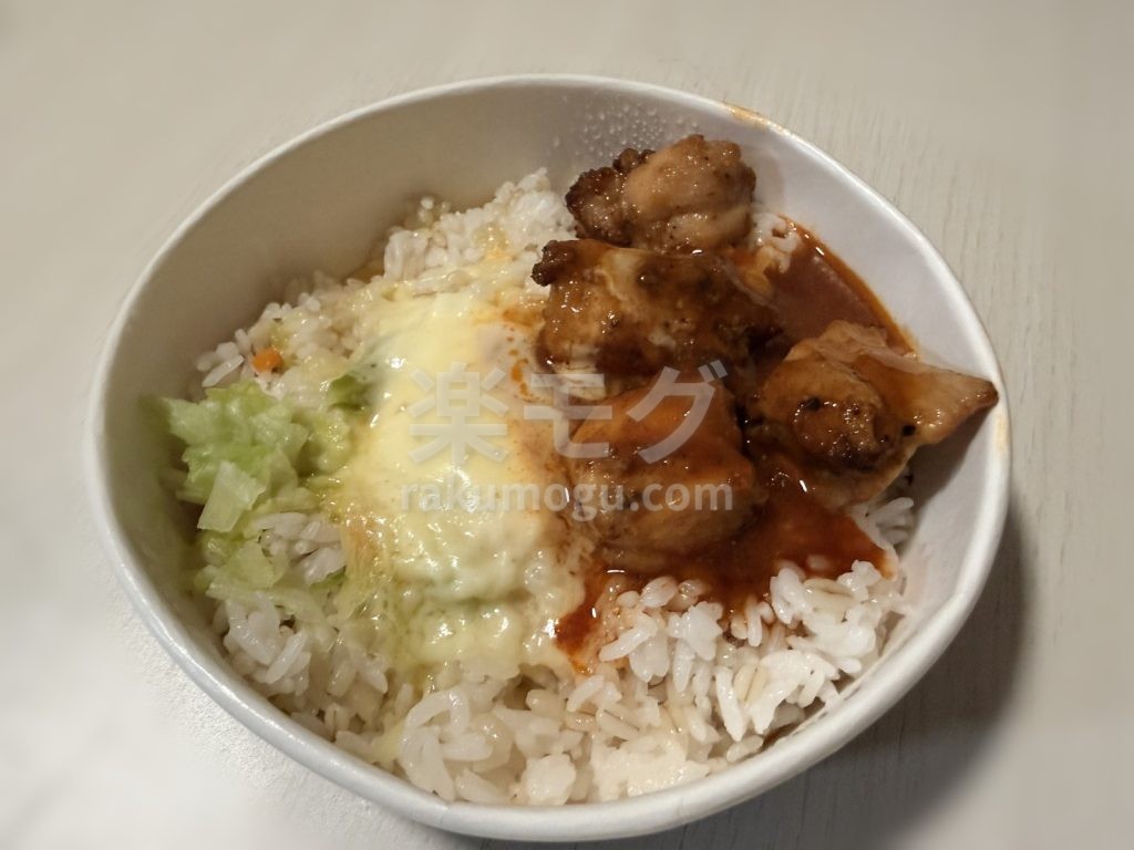 ニップンの甘辛だれのチーズタッカルビ丼を器に盛ったところ（アップ）