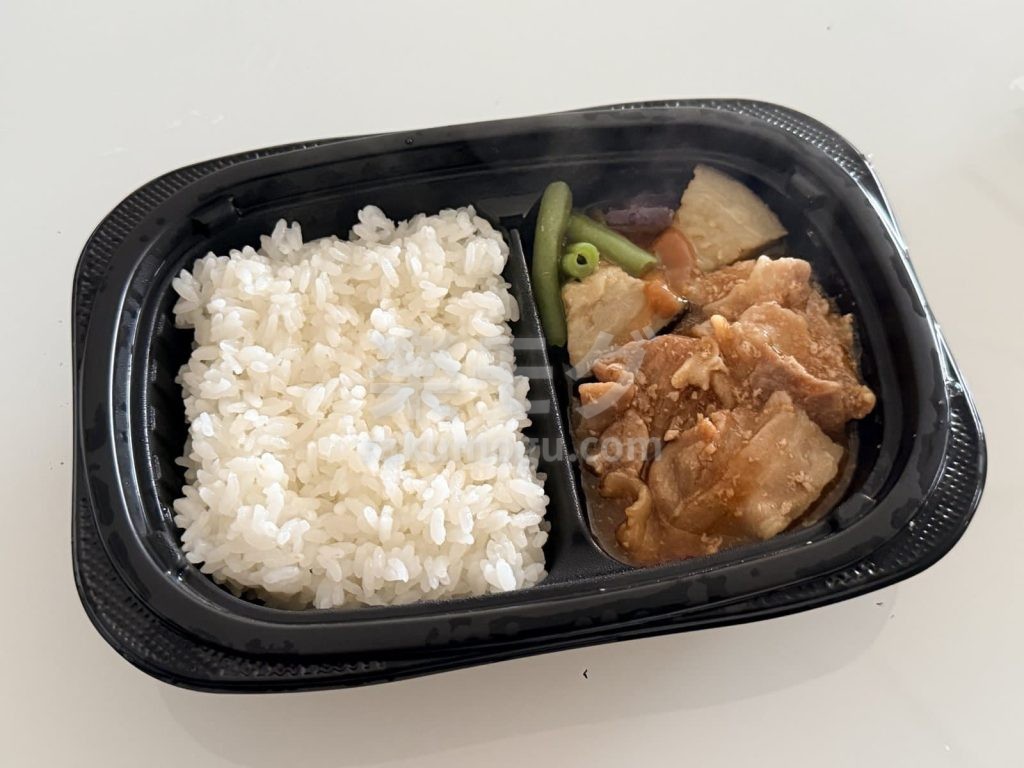 温めた豚肉生姜焼きのプレートをななめから見たところ