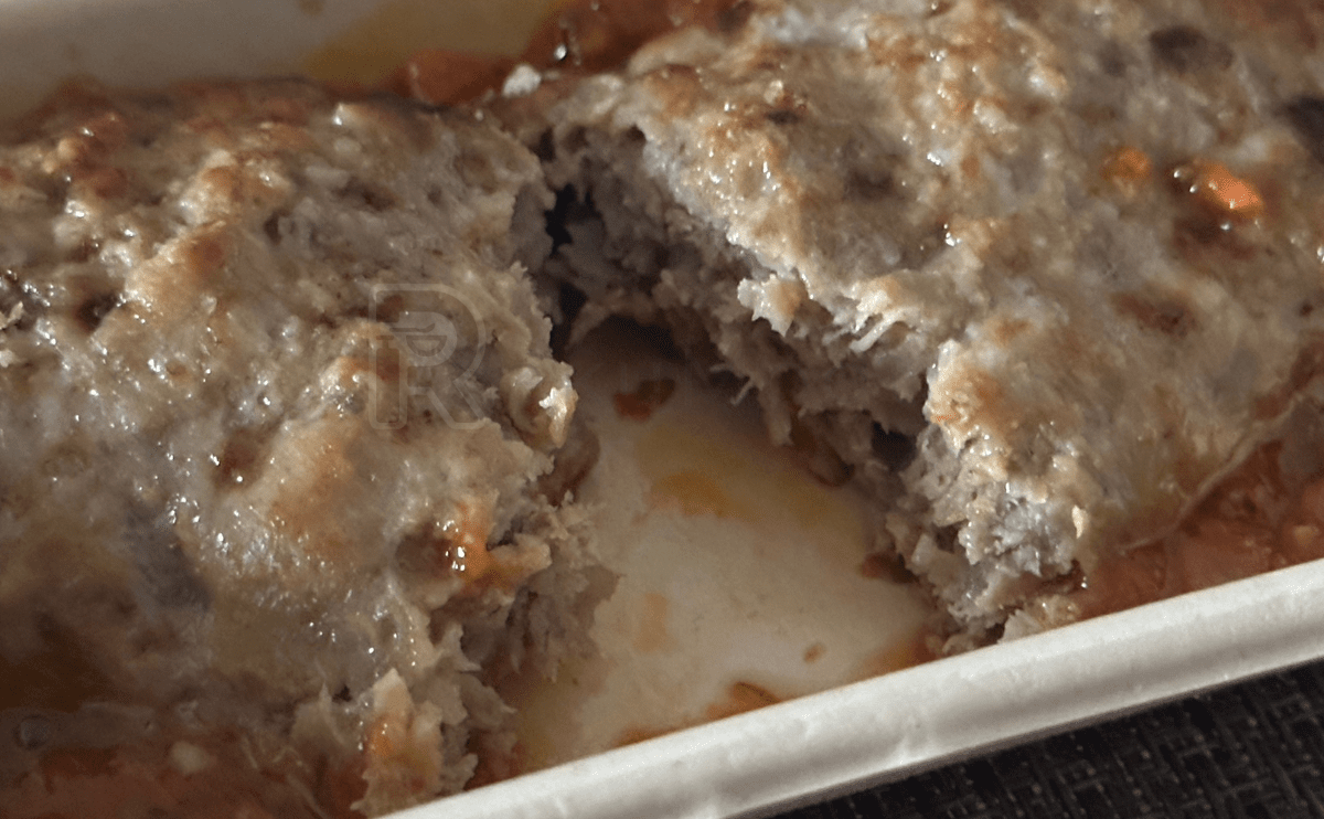箸で割ったハンバーグの断面