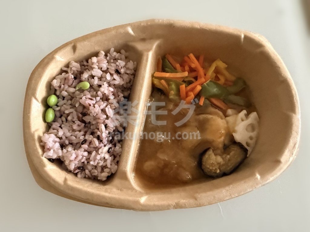 ニップンの五穀ご飯とあじ竜田揚げを温めたあとの容器の中身