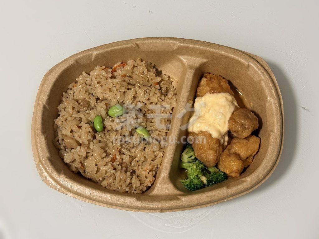 ニップンの鶏めしとチキン南蛮を温めたあとの容器の中身（真上から）