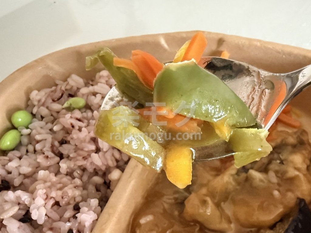 ニップンの五穀ご飯とあじ竜田揚げの彩り野菜の甘酢あんをスプーンですくったところ