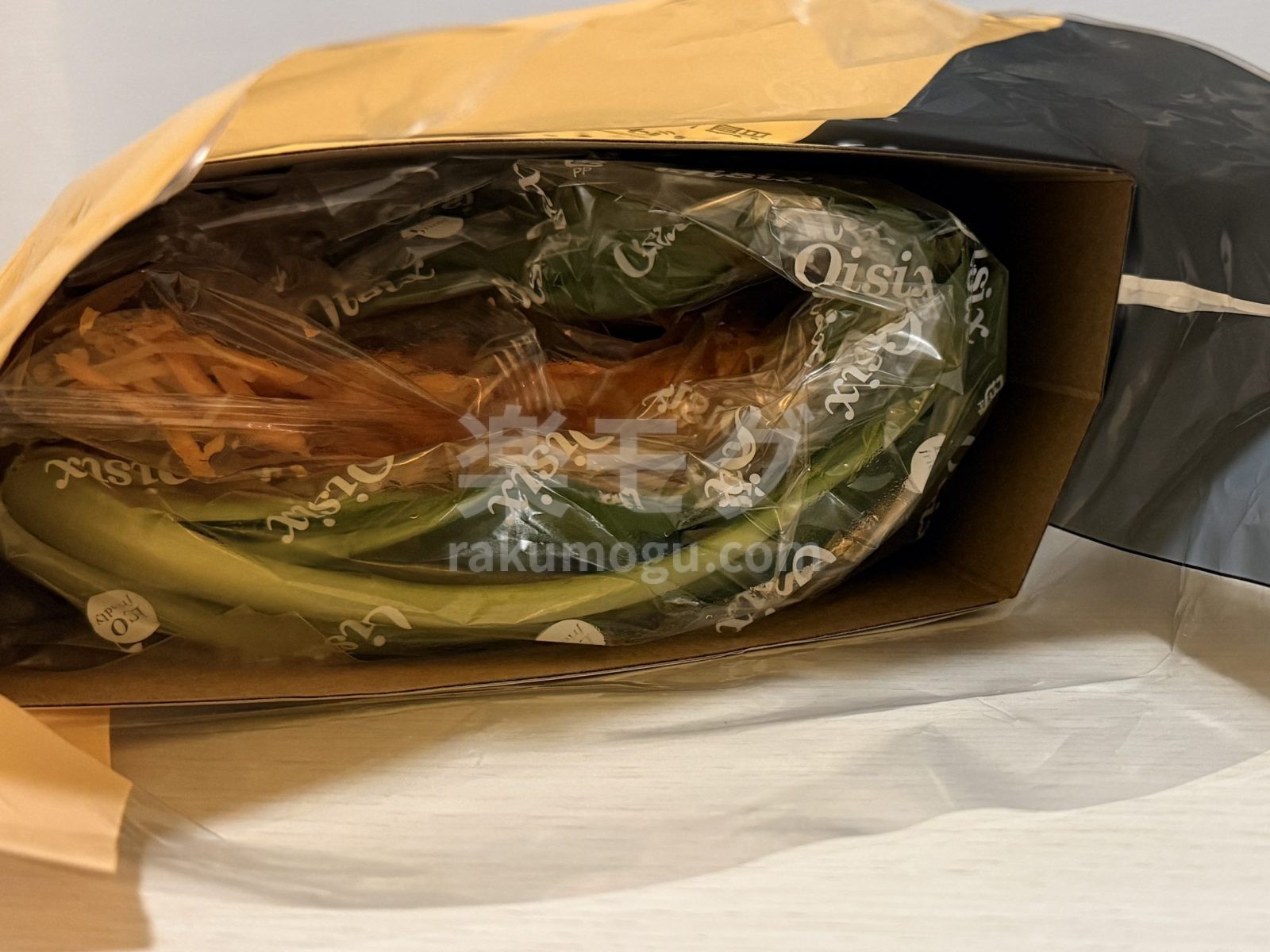 Oisixから届いた箱を開けたところ。食材がつぶれないように袋の中で囲まれている