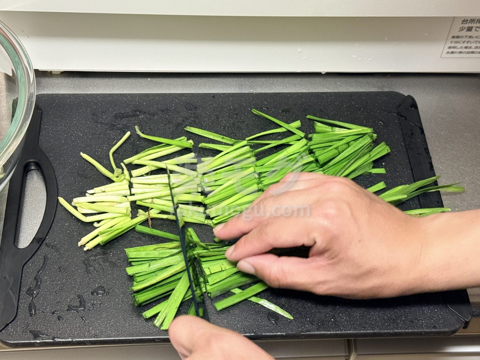 ニラをざく切りにする