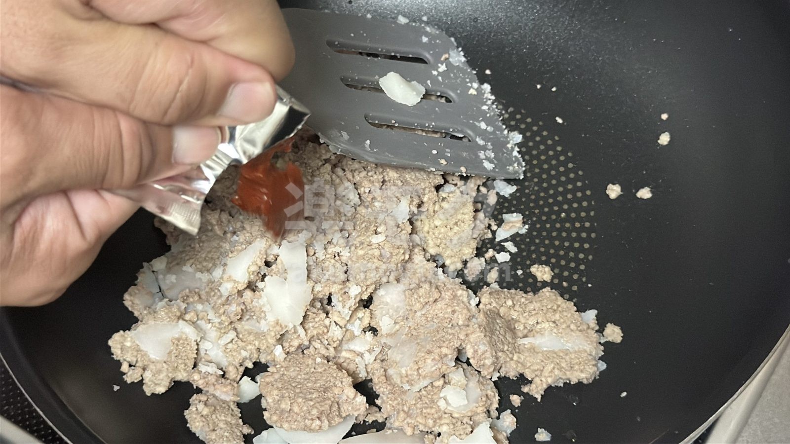 そぼろに豆板醤を加えて炒める