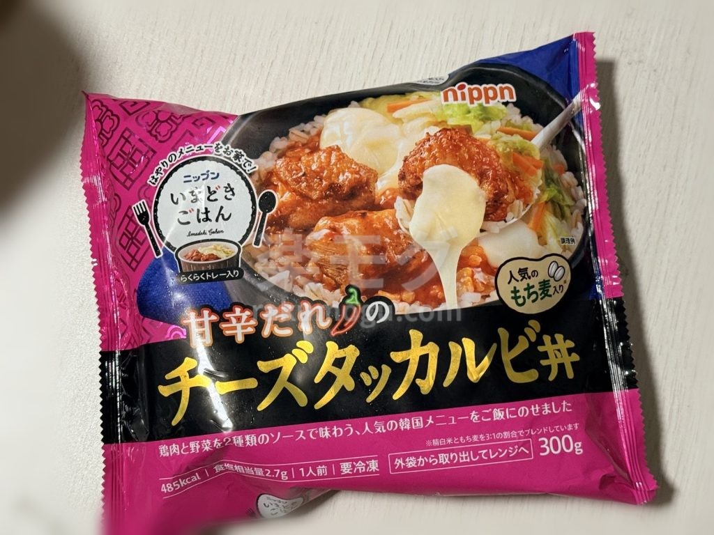 ニップンの甘辛だれのチーズタッカルビ丼のパッケージ（斜めから）