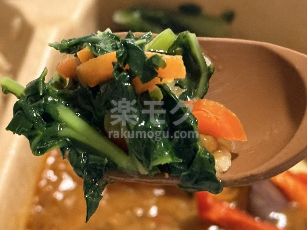 ニップンの中華風炊き込みご飯＆麻婆なすの付け合わせの野菜をスプーンですくったところ