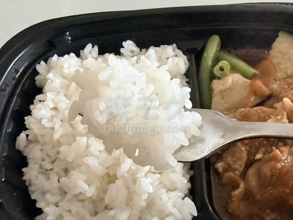 まんぞくプレートの釜炊きの白ごはんを持ち上げたところ