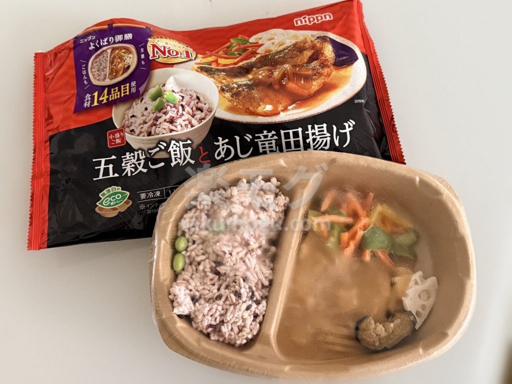 ニップンの五穀ご飯とあじ竜田揚げのパッケージと温めたあとの中身