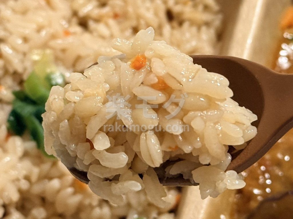 ニップンの中華風炊き込みご飯＆麻婆なすの炊き込みご飯をスプーンですくったところ