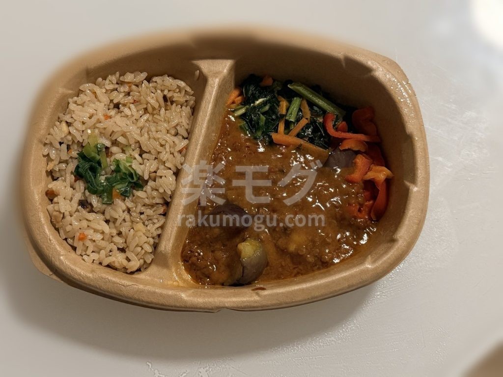 ニップンの中華風炊き込みご飯＆麻婆なすを温めたあとの容器の中身（真上から）