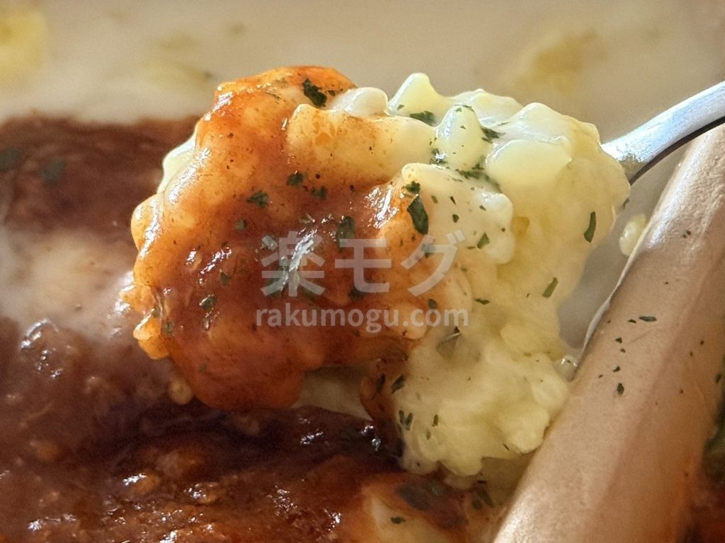 ニップンの完熟トマトソースハンバーグ＆ミラノ風ドリアのドリアをフォークですくったところ
