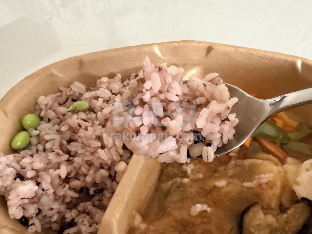 ニップンの五穀ご飯とあじ竜田揚げの五穀ご飯をスプーンですくったところ