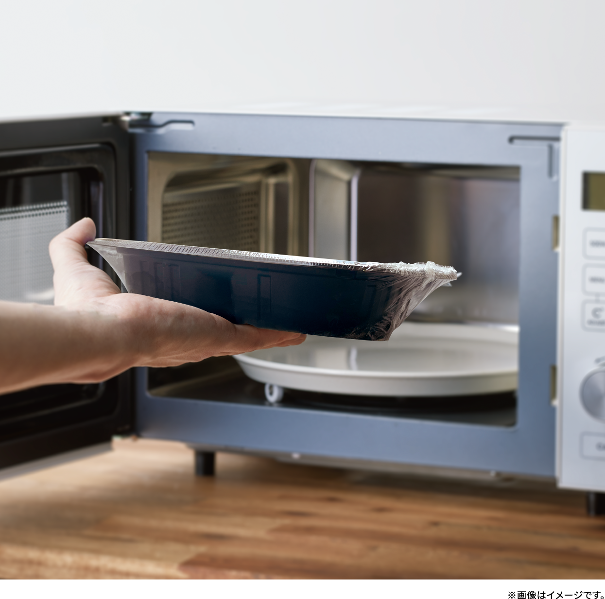 まんぞくプレートをトレーごと電子レンジに入れるイメージ