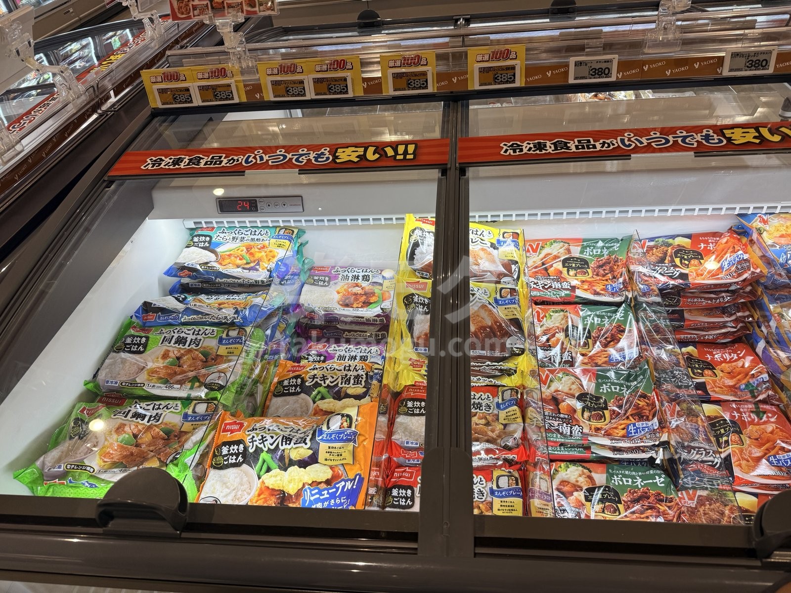 ヤオコーの冷凍食品売り場に並ぶまんぞくプレートとほかの冷凍プレート